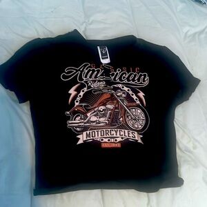 Black cropped graphic tee